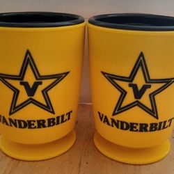 (2) Vintage Vanderbilt Vandy Plastic Mugs/Cups With Black Lids Great For Hot/Cold Drinks 8 oz. 