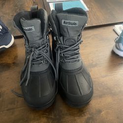 Snow boots Size 8 