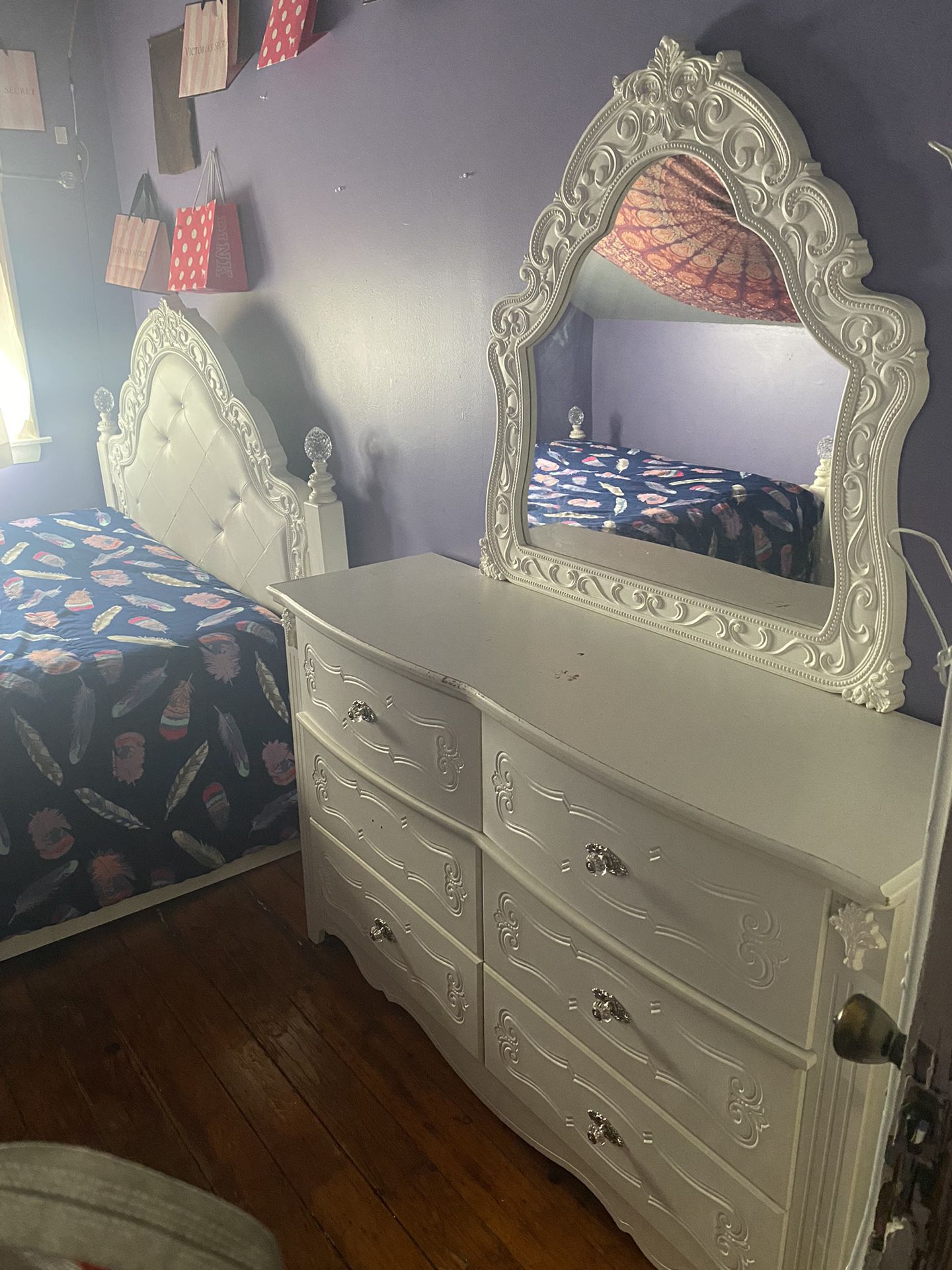 Jordan’s Furniture Full Size Bedroom Headboard Wit Nightstand And Dresser Wit Mirror 