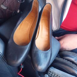 This is a Coclico Dijk flat in black leather. 