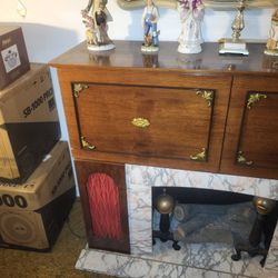 Ventage Turntable , Bar, Fireplace .