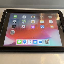 Apple iPad Air 1st Gen Black A1474 16GB Tablet 9.7” iOS 12 w/ Charger - $49