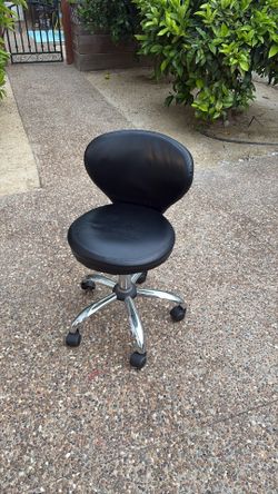 Black Rolling Salon / Spa Stool Chair – Adjustable