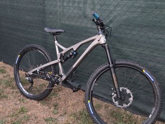 Full suspension mountain bike in good condition. FOX DPX2 rear shock, SRAM drivetrain/shifter, RockShox front suspension, hydraulic disc brakes, and M