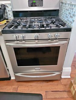 Frigidaire Gallery Stainless Steel Gas Range