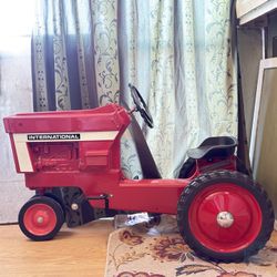 ERTL VINTAGE INTERNATIONAL HARVESTER PEDDAL TRACTOR MODEL  404