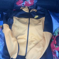 NIKE TECH SIZE SMALL ONLY BRAND NEW