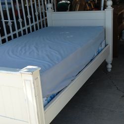 Twin Size Bed - Cama Individual 