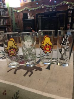 Vintage 1970’s Bugs Bunny / Yosemite Sam/ Elmer Fudd Glass Cups