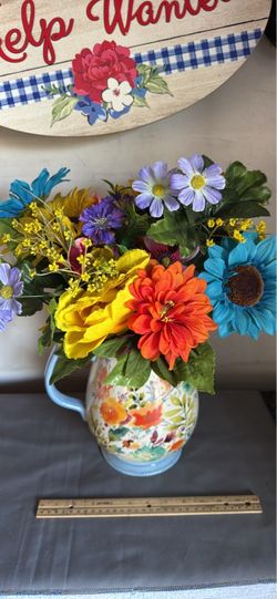 Pioneer woman 3.2 quart stoneware pitcher with floral arrangement