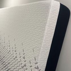 Nectar Luxe Memory Foam King Mattress – Like New!