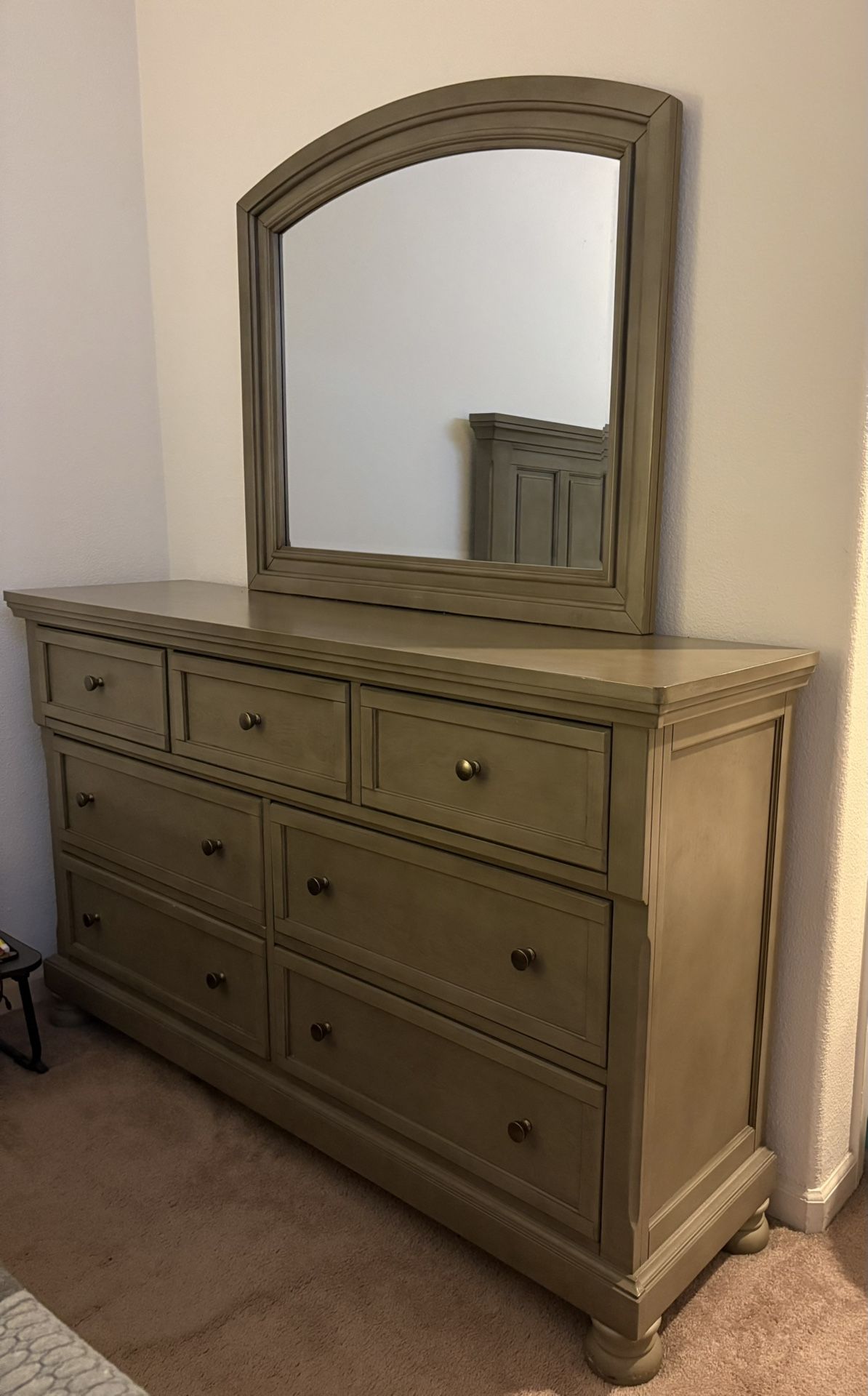 Ashley Furniture 5 Pieces Bedroom Set