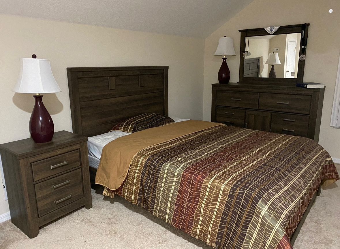 Juararo California Queen Panel Bed with Mirrored Dresser and 1 Nightstand