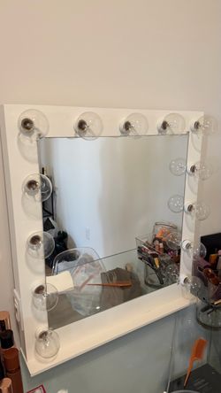 Vanity mirror with light bulbs