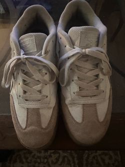 Tennis shoes