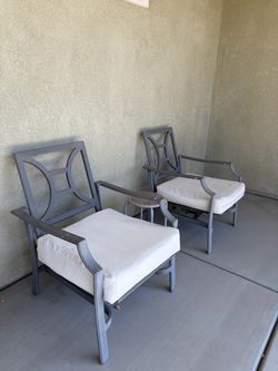 Set of 2 patio chairs with side table