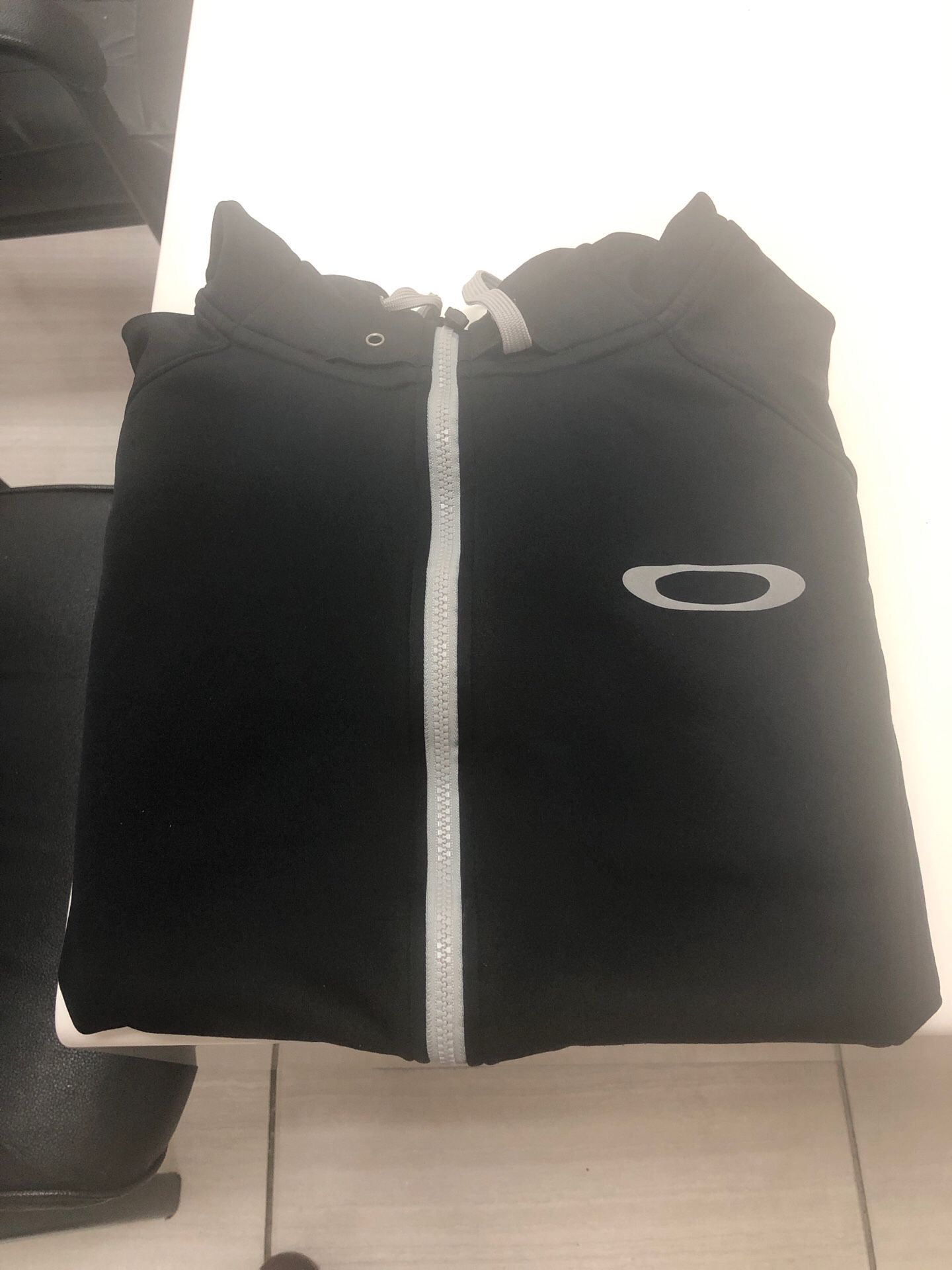 Oakley black hoodie / black light jacket