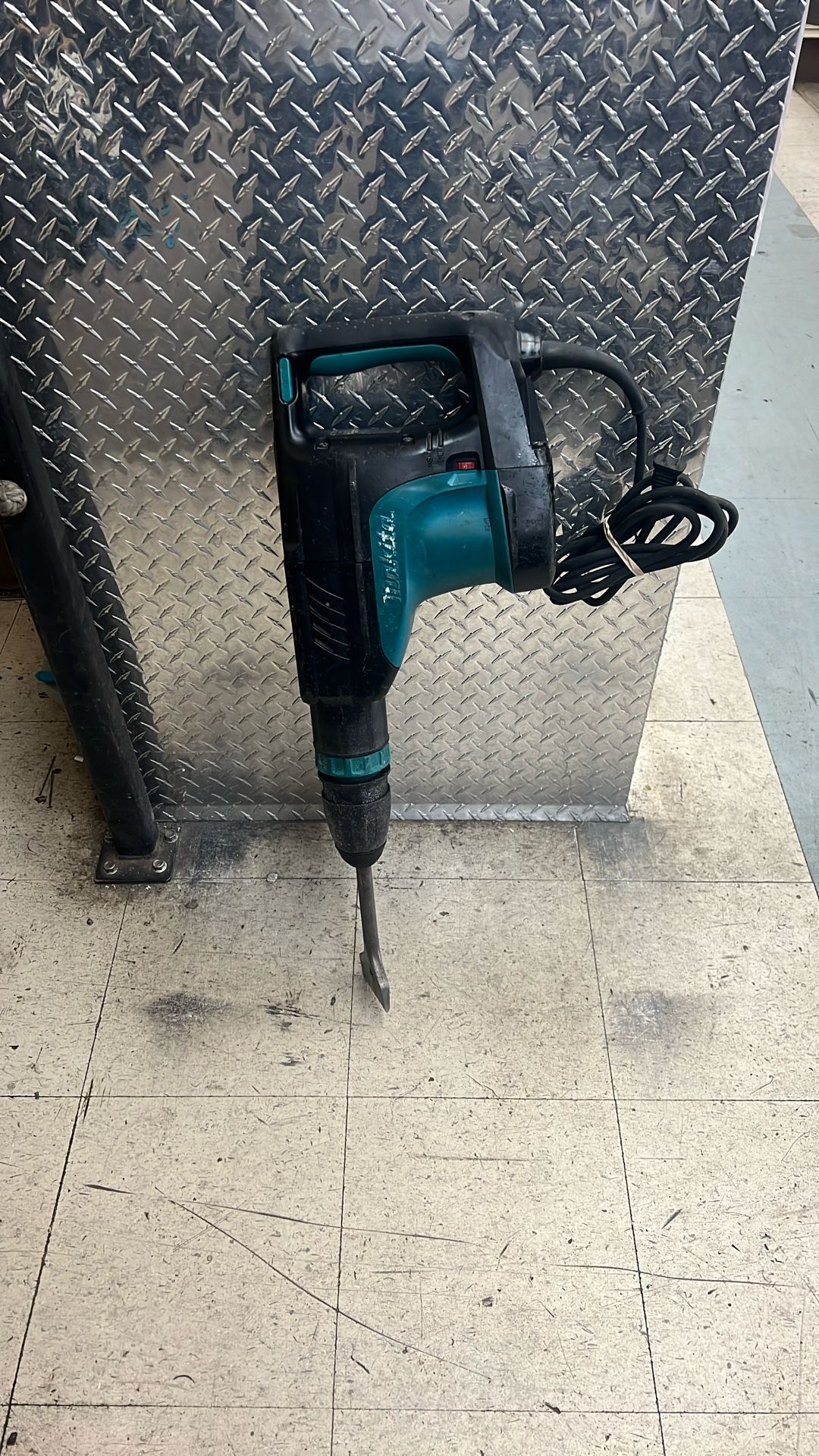 Makita HM1203C 20lb SDS-Max Demolition Hammer