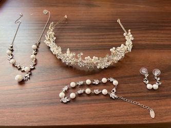 Bridal piece with matching jewelry