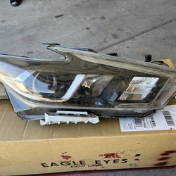 Nissan Máxima Headlight