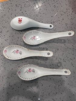 These are vintage white ceramic rice and soup spoons made in Taiwan by Tatung. C
