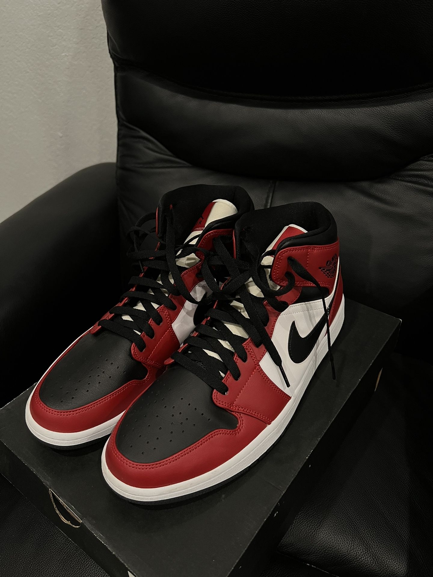 LIKE NEW - Jordan 1 Mid Chicago Black Toe