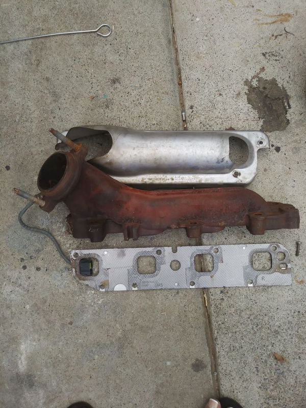 2005 5.7 Dodge Magnum exhaust manifold. Passenger side. for Sale in