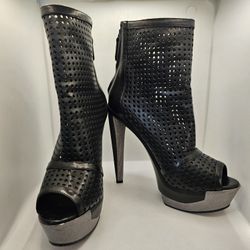 Brian Atwood Ankle Boots Bootie Women 7.5 Black Platform Silver Heel Shoes Boot

Size 7 1/2 (7.5)

Inside sole - Approximately 10" long
Platform- 1.5"