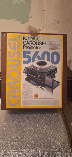 Pre-owned kodak 5600 Carousel Slide Projector W/ remote, lense, viewer 127mm