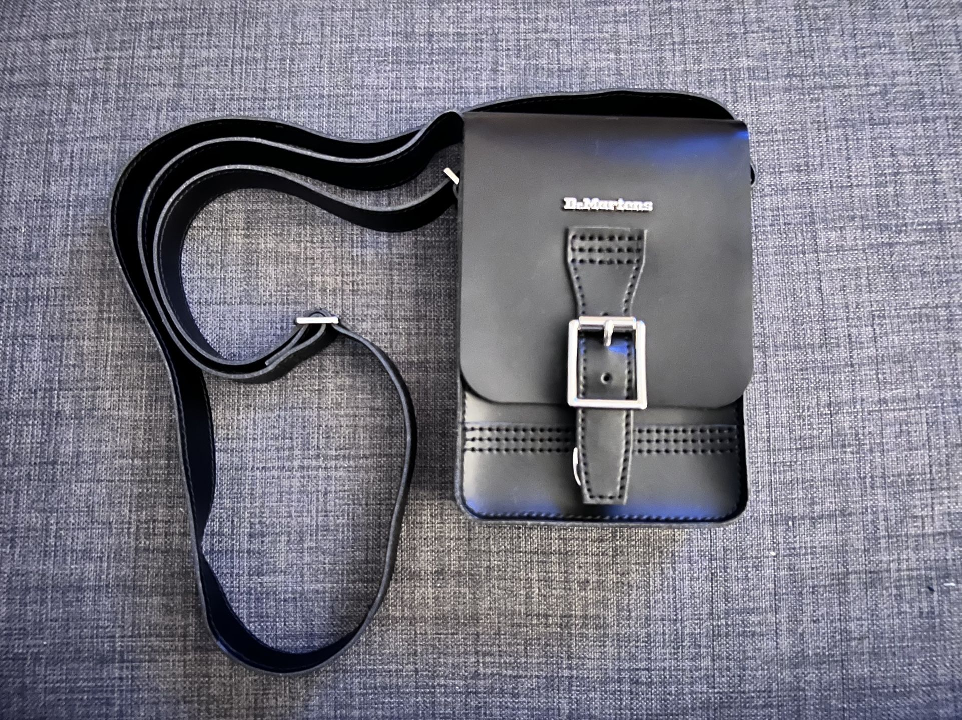 【メンズ】Dr. Martens Leather Vertical Crossbody バッグ Leather Vertical Crossbody Bag in Black | Dr. Martens