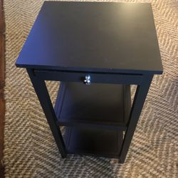 Nightstand w hidden pullout shelf