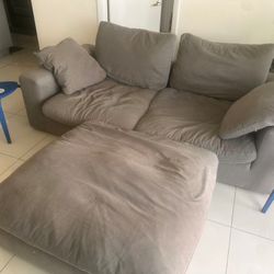 LOVE SEAT COUCH/SOFA