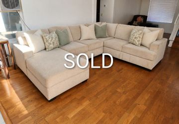 Beautiful Ashley Furniture Sectional in Excellent Condition!