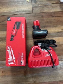 Milwaukee M12 3/8" Ratchet with Battery and Charger