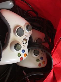 2 Xbox 360 controllers