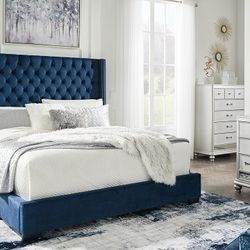 Coralayne Blue 7Pc=Dresser Mirror Chest Queen Panel Bed 2 Nightstands