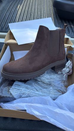 Women’s Nolan Cacao Chelsea Booties Size 9.5 – New in Box