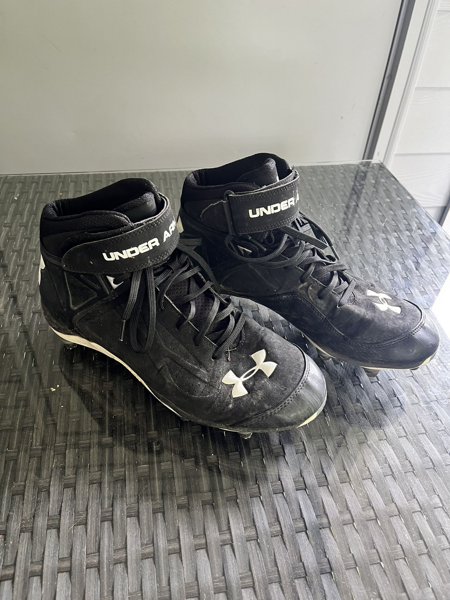 Under Armor Mens Football Clears Sz. 10.5