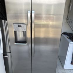Ge Refrigerator Like New 
