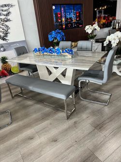 Comedor con 4 sillas y banco