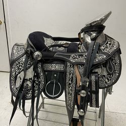 Montura charra bordada fuste y herraje plateado