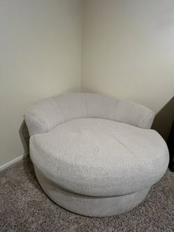 360 Spinning Round Swivel Chair ( Size Of Small Couch)