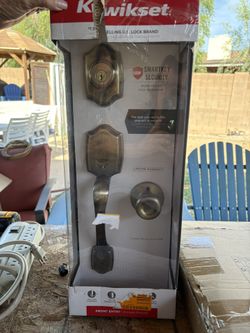 This is a Kwikset Belleview Single Cylinder Handleset with SmartKey Security in antique brass.