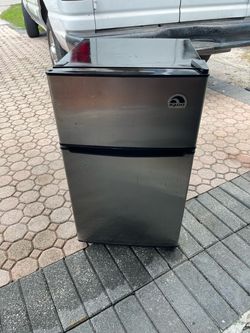 Igloo Mini Fridge 19”W x 20”1/2D x 32”H Used Condition $60 Firm on Price