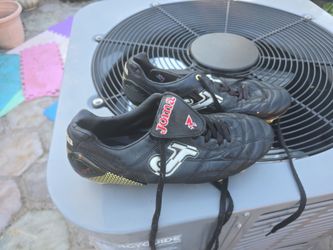 Soccer shoes 8.5 us.