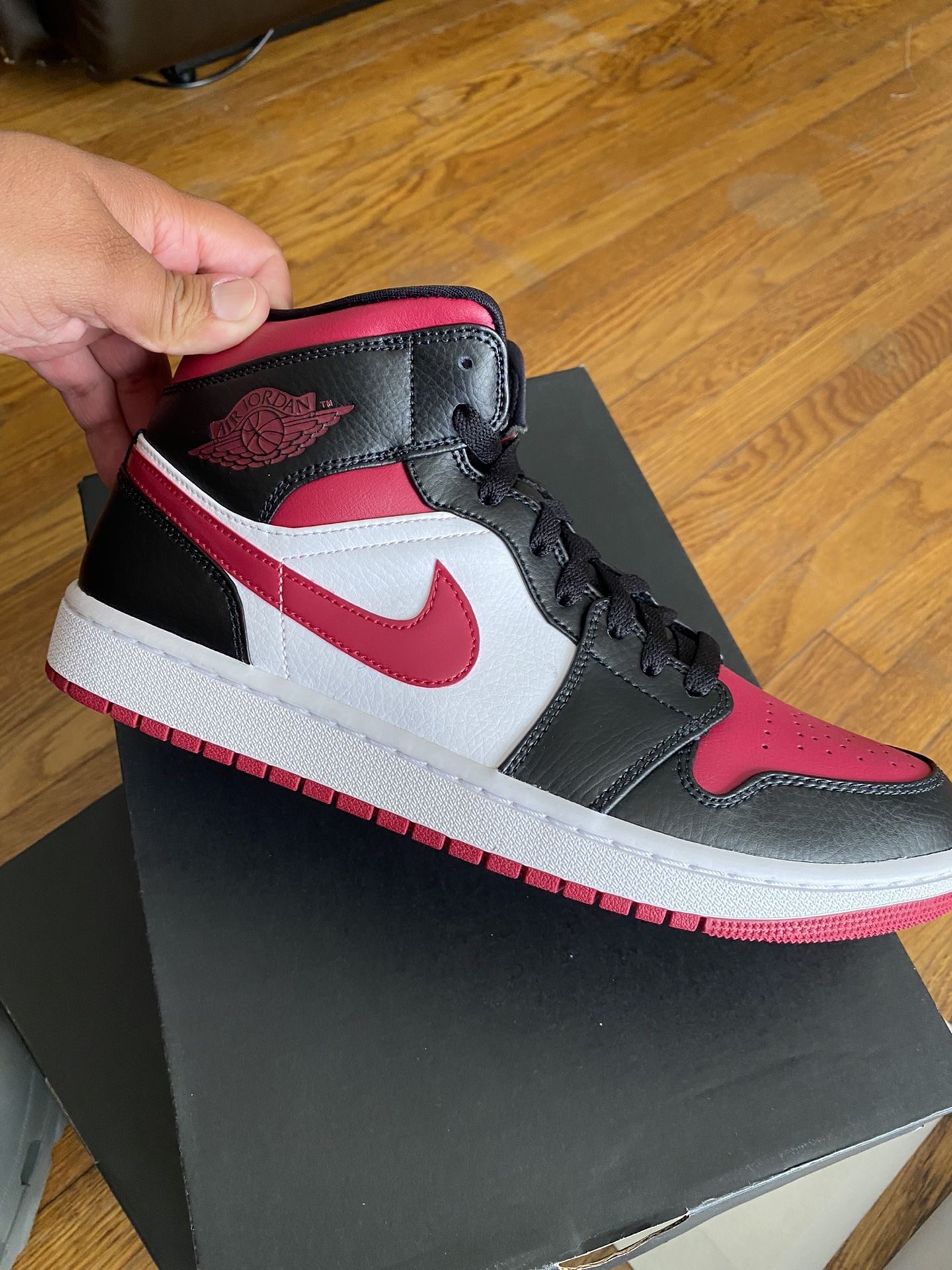 Air Jordan Mid Bred Toe