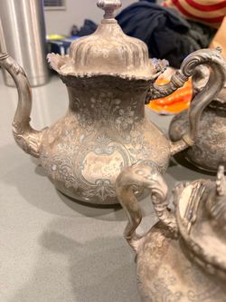 Antique Meriden Silver-Plated Tea & Coffee Set – 5 Matching Pieces