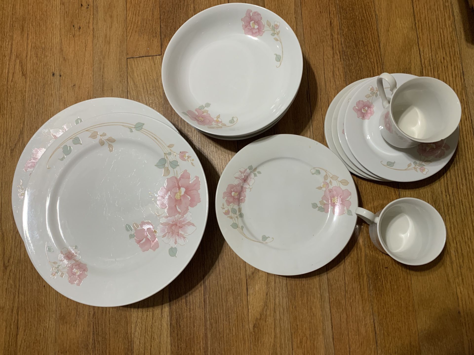 Set of 4 porcelain wares and 2 tea cups