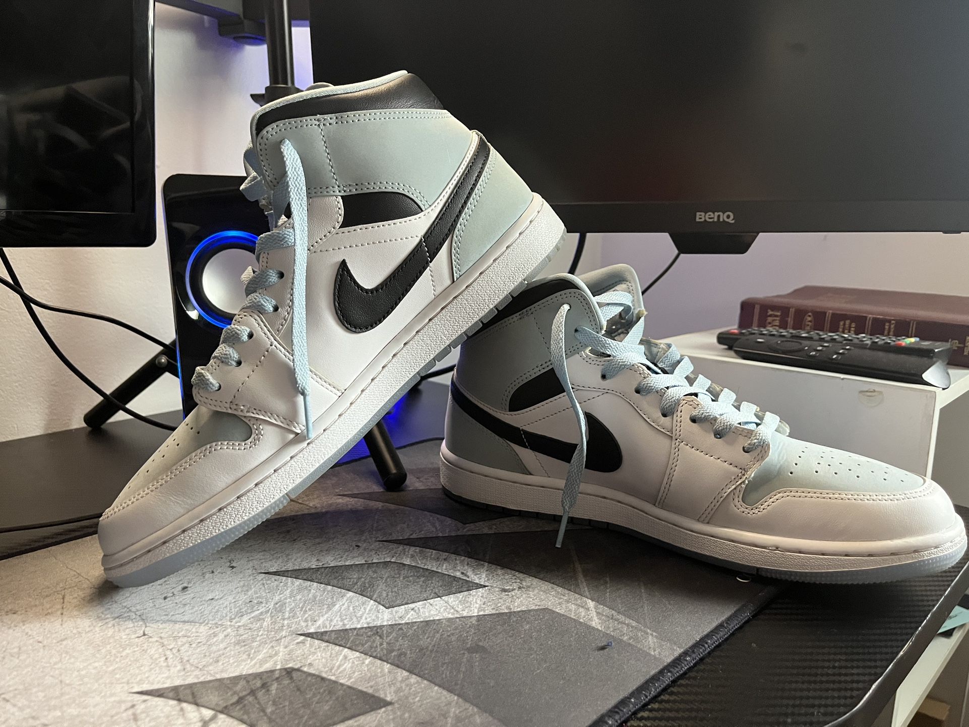 Air Jordan 1 Mid SE “White Ice Blue”