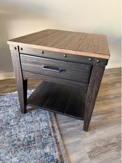 La-Z-Boy Rustic End Table / Side Table – Like New –